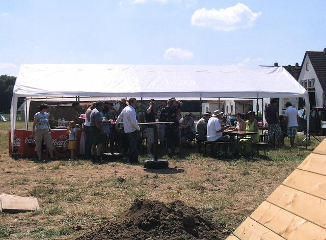 Das Dorf und seine Gäste feiern ein Sommerfeste