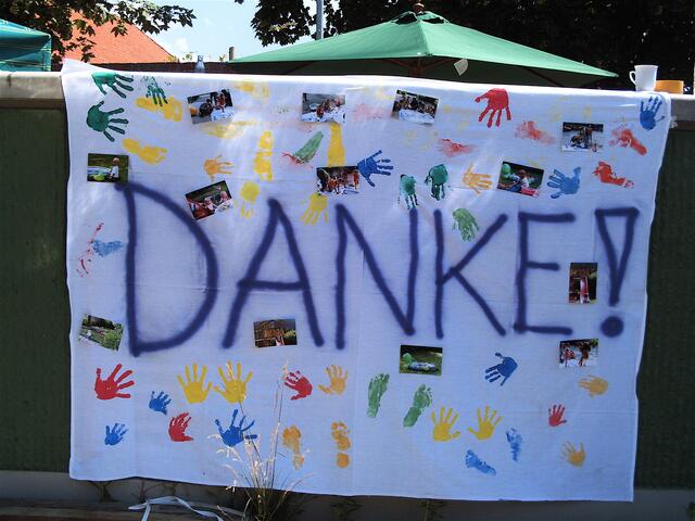 Die 23 Kinder von 0 bis 14 sagen "DANKE" für ihren neuen Spielplatz