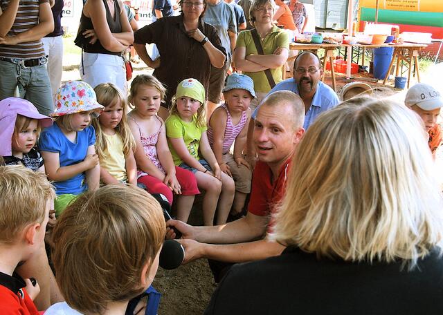 Die Kindergartenkinder (Hüpede) singen ein Lied für die Radio-Übertragung