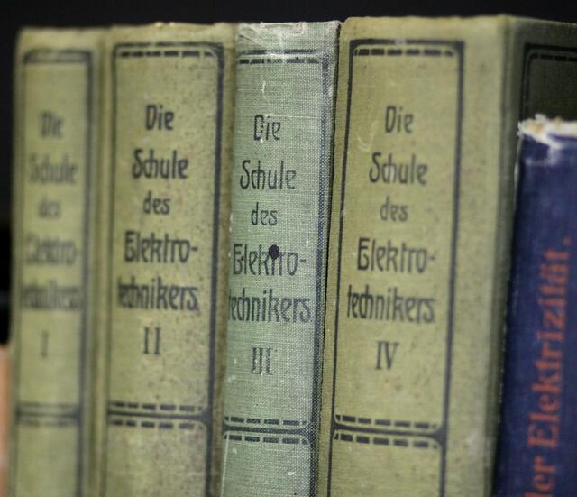 Antike Bücher standen in den Regalen