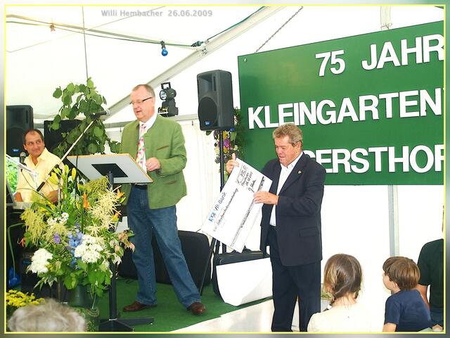 Hermann Rauscher nimmt einen Scheck der Stadt Gersthofen dankend entgegen