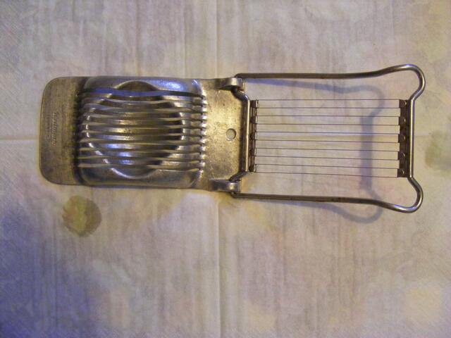 Der Eierschneider:`nen Kumpel von mir hatte keinen, wegen einer gewissen Ähnlichkeit hat er das ei durch die Seiten seiner Gitarre gedrückt,seitdem..kann er Geruchsmusik.