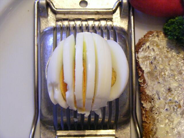 fertig, vorsichtig entnehmen und aufs Brot legen. Ein zweiter und dritter Versuch sind erlaubt, sofern man genug Eier hat