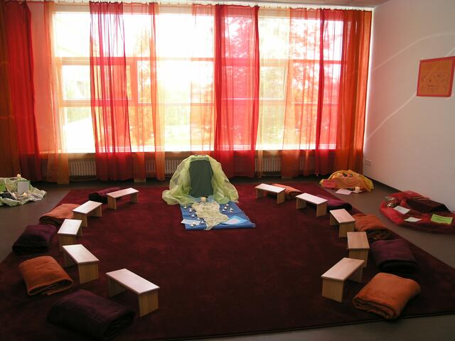 Der für die Segnung geschmückte Meditationsraum