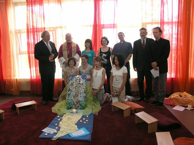 v. li. Dekan Haug, Bischof Mixa, Franziska Wolf, Anna Randelzofer, Kaplan Thomas Wagner, Schulleiter Werner Liessel, Kunsterzieher Alexander Holzapfel