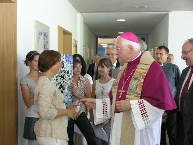 Religionslehrerin Michaela Christa begrüßt Bischof Mixa