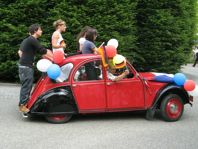 Einer der Höhepunkte beim Gersthofer Festumzug - die "Ente" des Nogent-Vereins