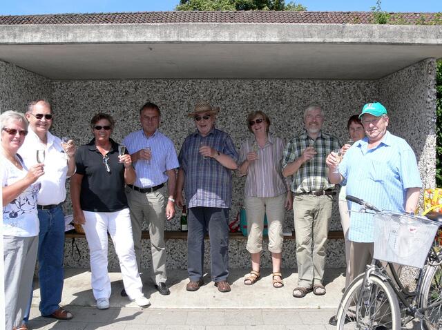Kreisgruppe Burgdorf , Verband Wohneigentum, Vorstandsmitglieder vor dem Start über den Pfad.