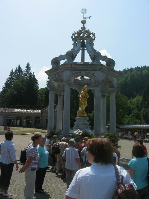 die beiden Busse werden für die Führung in 4 Gruppen aufgeteilt