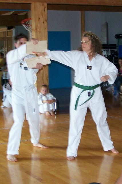 Bei Bruchtest Handkante