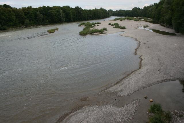 Die Kiesbänke des nahegelegenen Lech laden zum Spaziergang am Wasser ein