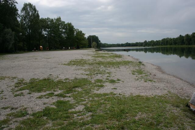 Lange Kiesbänke bieten Platz zum Sonnenbaden