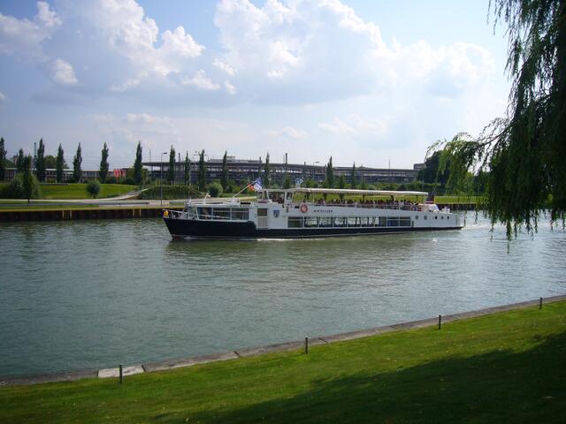 Mit dem Schiff  ging es auf den Kanal