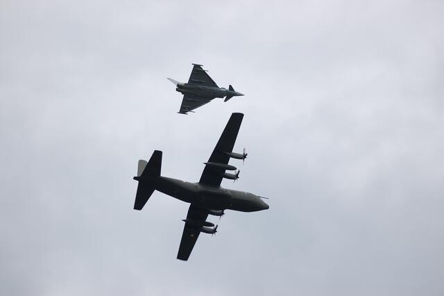 Hercules C130 von Eurofighter eskortiert