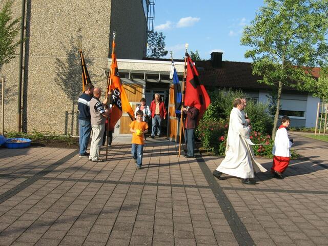 Auszug aus der Kirche nach einem Gottesdienst am 12.6.