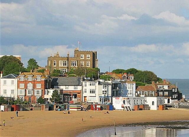 Unsere Fahrt führt uns durch Broadstairs. In dieser Stadt hatte Charles Dickens das Sommerhaus &#8222;Bleak House&#8220;, das unmittelbar an der Steilküste liegt. Dickens verbrachte hier seine ausgedehnten Sommerferien.