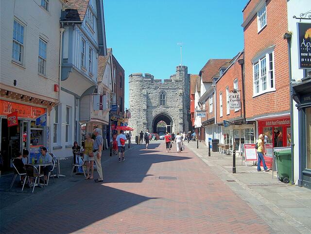 Westgate, ein sehr gut erhaltenes Stadttor erbaut 1377 an der Straße nach London.