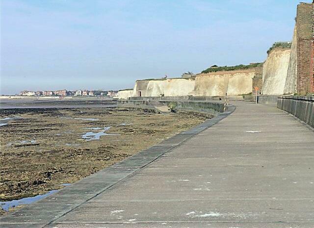 Birchington-on-Sea an.  Es liegt an der Küste der Nordsee, im Osten der Themse-Mündung zwischen den Badeorten Herne Bay und Margate.  Als Seebad ist das Dorf besonders bei Rentnern beliebt. | Foto: Hywel Williams