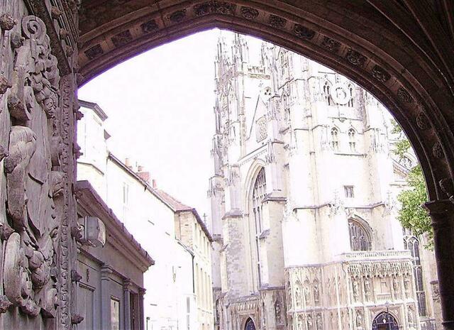 Die große normannische Kathedrale von Canterbury beherrscht die Silhouette der Stadt und die Besucher spüren die Ehrfurcht heute genau so wie die  damaligen Wallfahrer im Mittelalter. Der Baubeginn der Kathedrale war 1175. Sie wurde 1498 fertiggestellt.