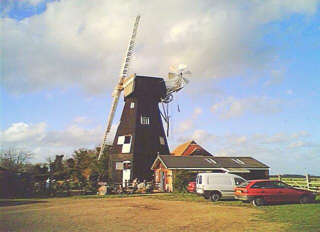 Sarre ist das nächste Dorf, das wir passieren. Hier sehen wir eine schöne Windmühle, die noch in Betrieb ist. Sie produziert Stein-Boden-Mehl aus lokalen Weizen Kulturen.  Der Shop hat ein kleines Café. Es werden nachmittags Tee und Souvenirs verkauft. | Foto: chris