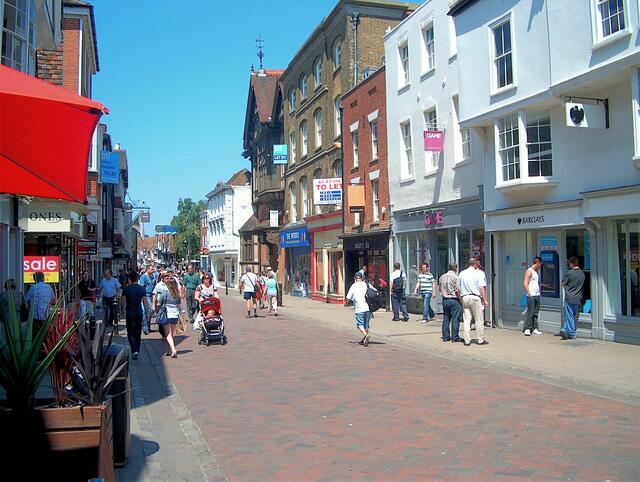 Auch heute noch besuchen Touristen aus aller Welt die Stadt, deren Zentrum tagsüber für den Autoverkehr gesperrt ist. Wie jede historische Altstadt ist auch die von Canterbury übersichtlich.