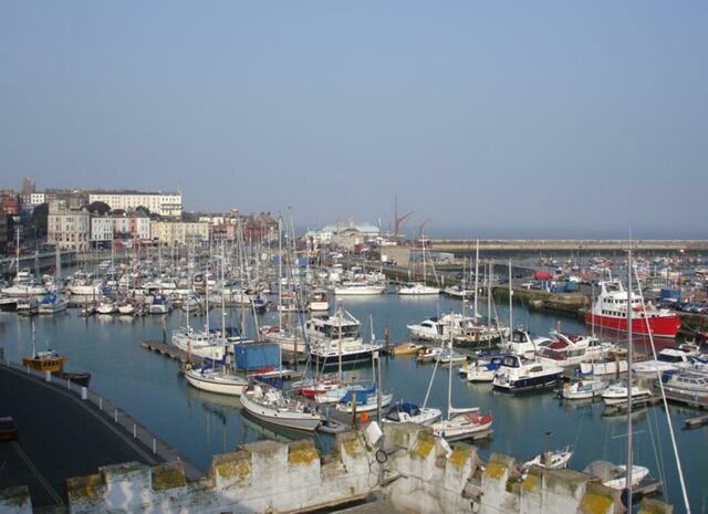 Wir starten allerdings in Ramsgate, das eine englische Hafenstadt in Kent ist. Ramsgate hat einen sehr schönen Yachthafen. Haupteinnahmequellen sind die Fischindustrie und der Tourismus.