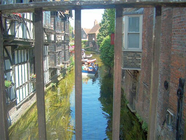 Weiterhin kann man historische Bootstouren auf dem Stour unternehmen entlang der blühenden Westgate Gardens, den Resten der alten Stadtmauer und versteckter Gassen und Gärten. Es ist ein Hauch Venedig mitten in England.