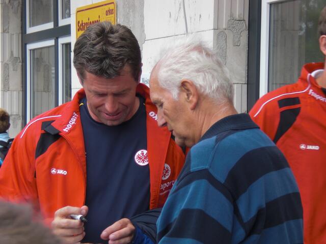 Der neue Trainer Michael Skibbe git Autogramme nach der Ankunft