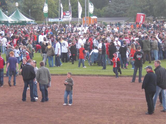 Nach dem Schlusspfiff strömten die Fans auf das Spielfeld