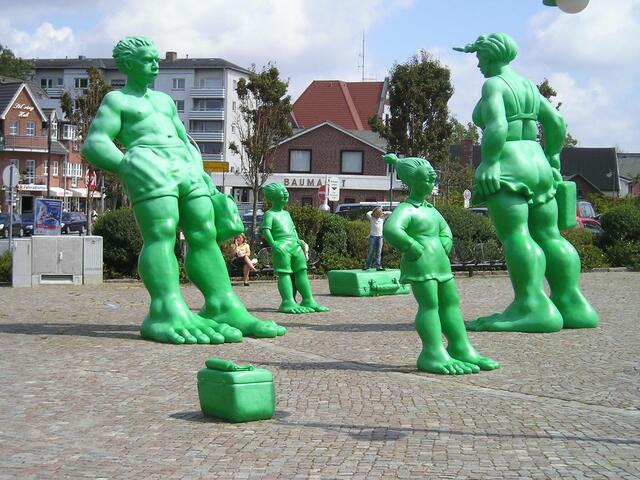 Die windschiefe Familie vor dem Bahnhof