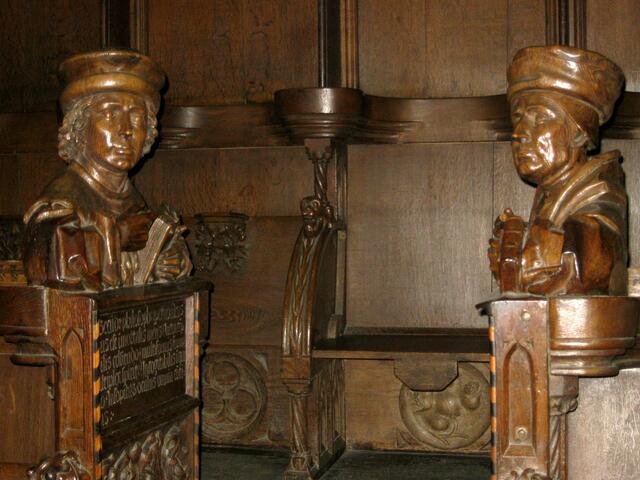 Das Gestühl aus dunklem Eichenholz wurde von dem Söflinger Kunstschreiner Jörg Syrlin in den Jahren 1469 bis 1474 gefertigt.Die lebensgroßen Büsten hat der begnadete Bildschnitzer Michel Erhart geschaffen.