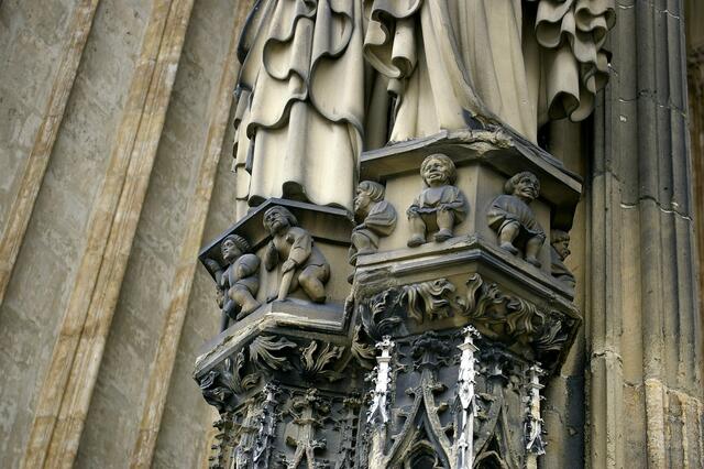 Figuren an der Säule