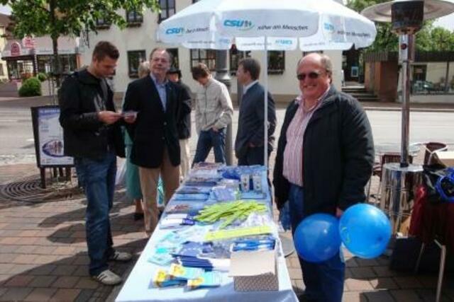 CSU Listenkandidat Michael Bernicker aus Augsburg am Info-Tisch