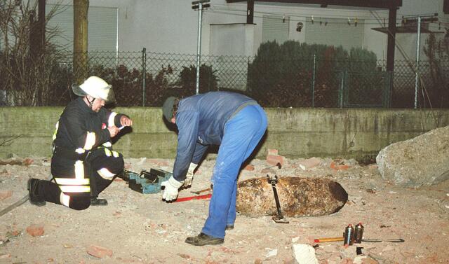 Im Januar 2007 findet man bei Bauarbeiten mitten in Meitingen eine Fliegerbombe aus dem 2. Weltkrieg. Die Freiwillige Feuerwehr Meitingen ist neben dem Bombenentschärfer dem gefährlichen Blindgänger am nächsten. | Foto: FFW Meitingen