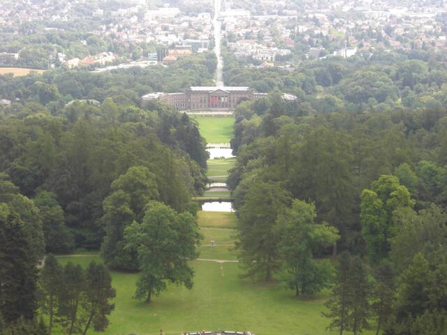 Im Hintergrund Schloß Wilhelmshöhe und als Fortsetzung die Allee