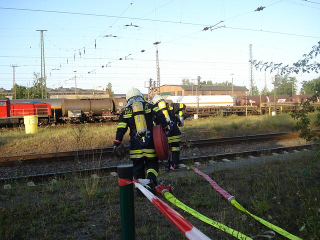 Kräfte der FF Davenstedt bauen einen Wasserwerfer auf