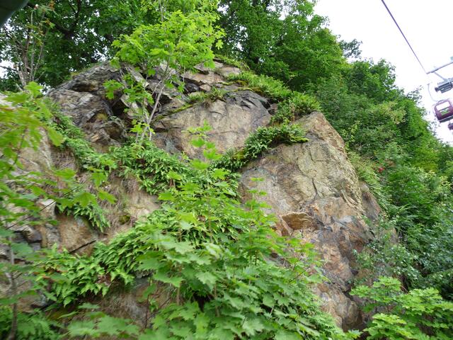 ...dicht vorbei an den Felsen.
