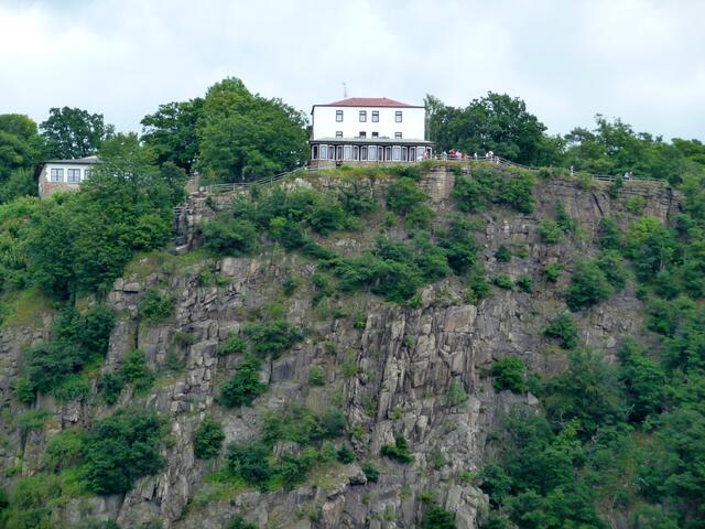 Der Hexentanzplatz gegenüber, leicht gezoomt.
