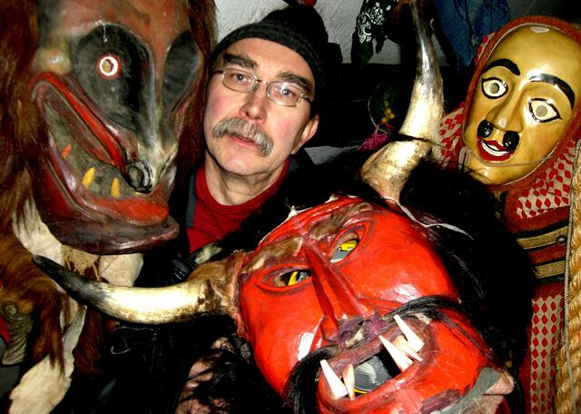 Michael Stöhr mit Krampusmasken aus Lötschental und Pongau