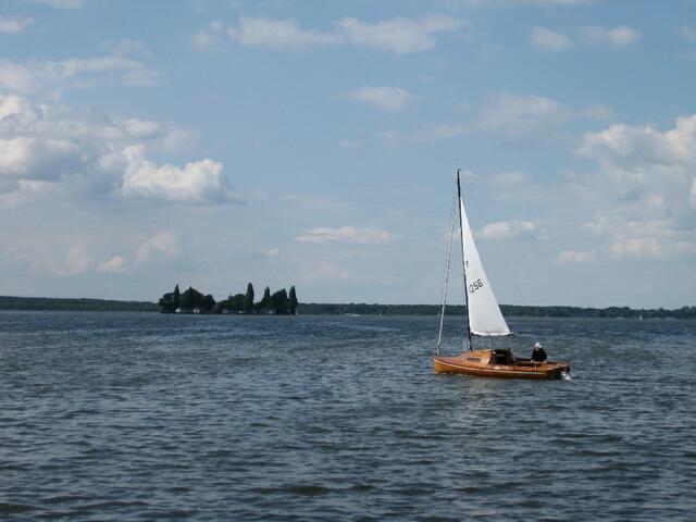 ...Segler auf dem Steinhuder Meer, im Hintergrund die Insel Wilhelmstein und Blick auf die Mardorfer Seite...