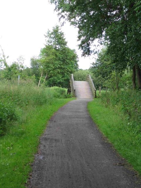 ...die Holzbrücke über den Kanal...