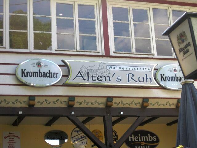 ...eine urige Waldgaststätte, man sitzt im Kiesbett zwischen Buchenhecken...