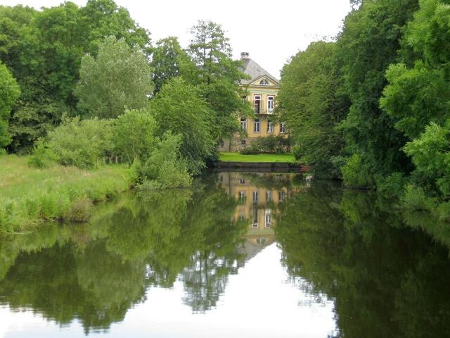 ...das Hagenburger Schloss...