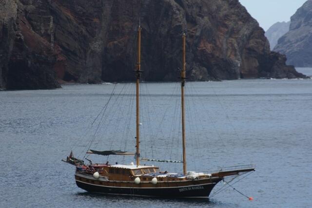 Die Bonita da Madeira ankert in einer stillen Bucht der Islas Desertas.