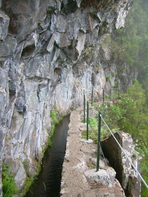 Der gut gesicherte Tritt an der Levada do Caldeirao Verde, der Tour in den grünen Kessel.