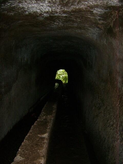 Entlang der Levada do Caldeirao Verde, der Tour in den grünen Kessel, sind auch Tunnel zu durchqueren: Taschenlampe und festes Schuhwerk nicht vergessen!