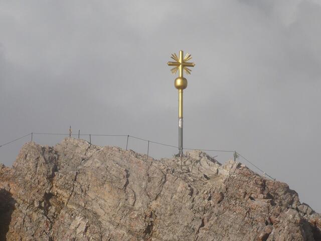 Das frisch vergoldete Kreuz auf der Zugspitze