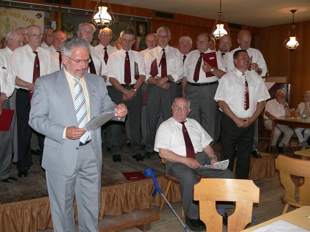 Jürgen Sladeczek, der Kreisvorsitzende des Sängerkreises Burgdorf , nahm Ehrungen vor.