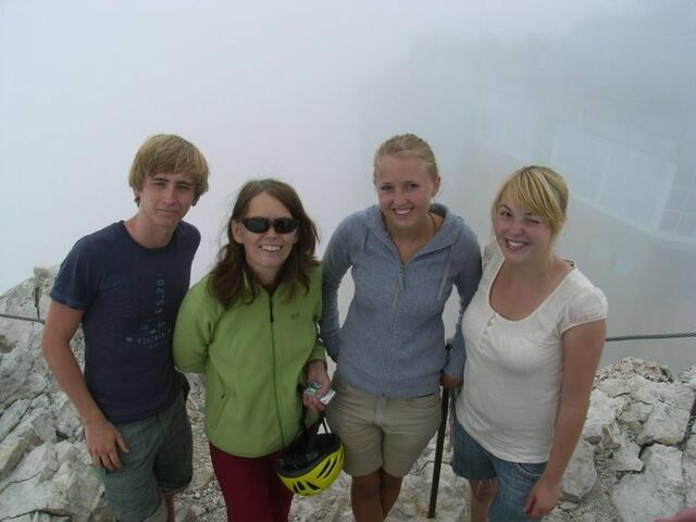 Nettes Quartett auf dem Gipfel