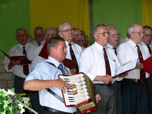 Der Chorleiter des MGV begleitet am Schifferklavier.
